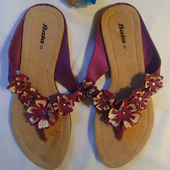 NWOT! Super cute flip flops! - Picture 4 of 4